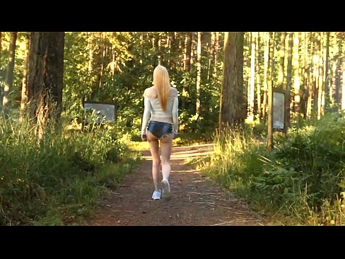 ❤️ Schöne Frau bewegt sich langsam, nicht nackt Video Porno bei de.porngameshub.ru ☑